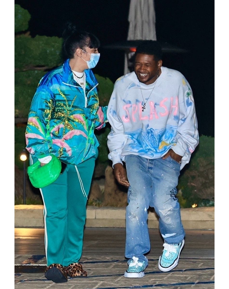 Usher et sa compagne Jennifer Goicoechea à la sortie du restaurant "Nobu" à Los Angeles, le 27 mars 2021.
