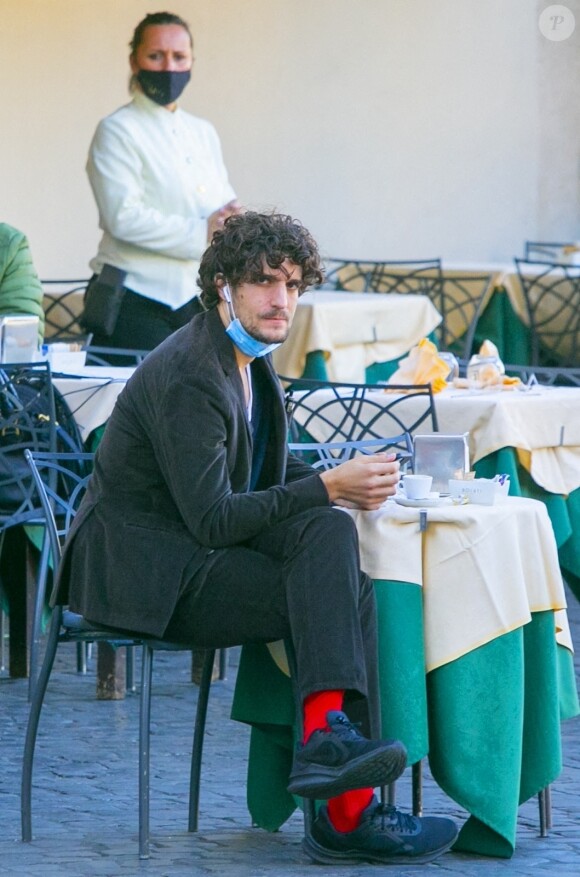 Louis Garrel prend un café à Rome, le 18 novembre 2020. 