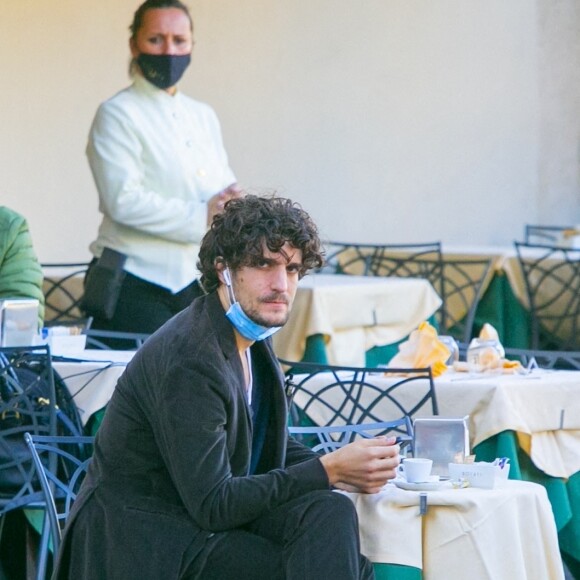 Louis Garrel prend un café à Rome, le 18 novembre 2020. 
