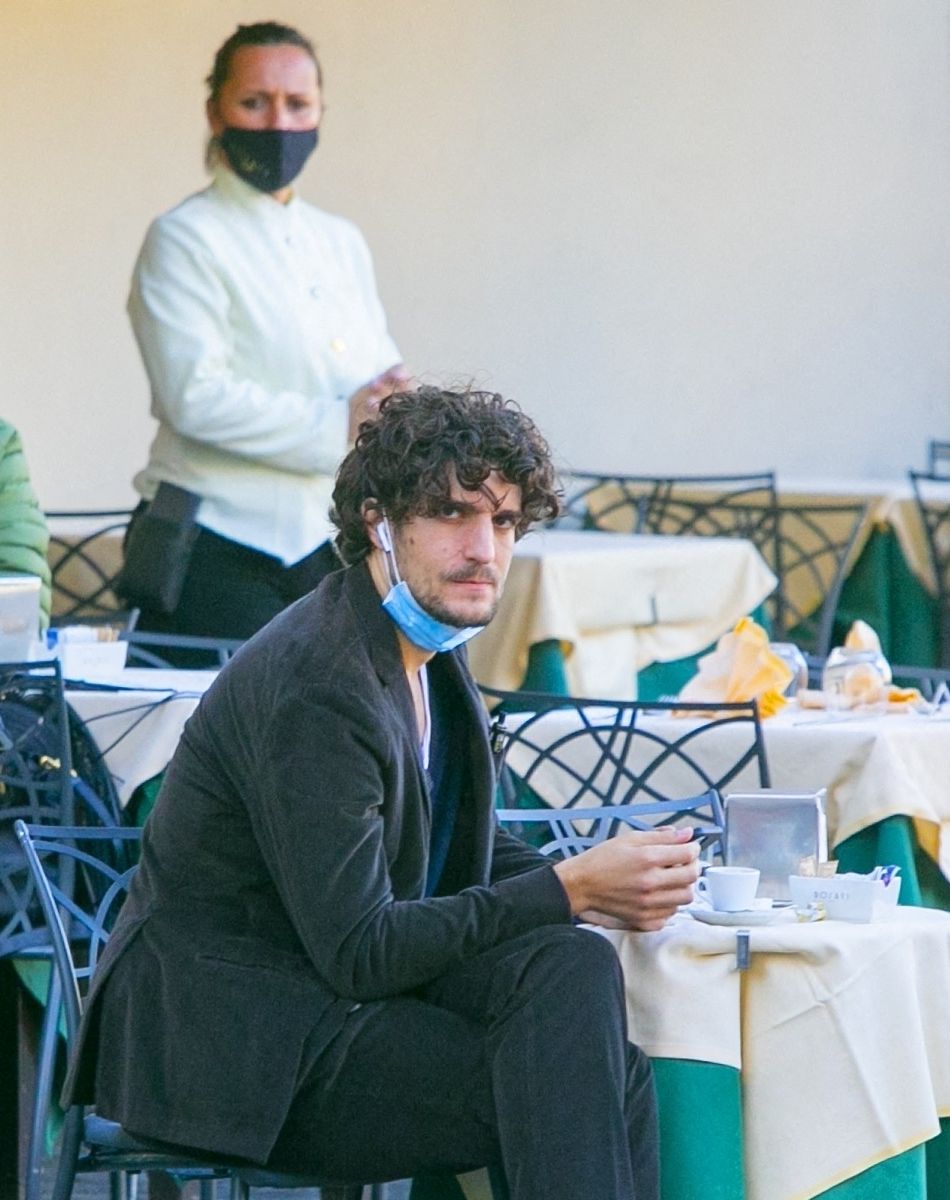 Louis Garrel prend un café à Rome, le 18 novembre 2020.