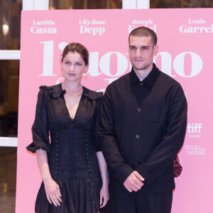 Laetitia Casta et son mari Louis Garrel au photocall du film "L'Homme Fidèle" à Rome, Italie, le 5 avril 2019. 