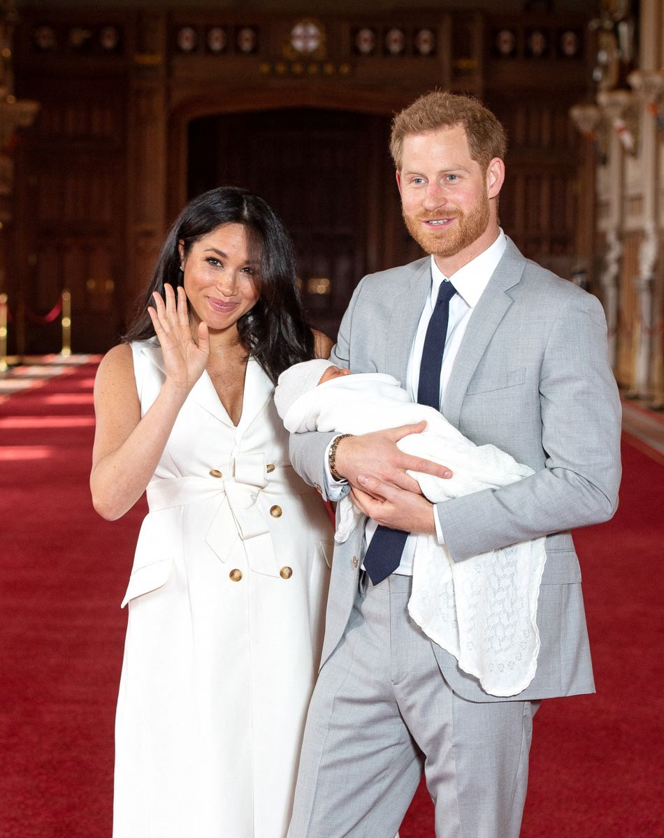 Le prince Harry et Meghan Markle, duc et duchesse de Sussex, présentent leur fils Archie Harrison Mountbatten-Windsor dans le hall St George au château de Windsor le 8 mai 2019.