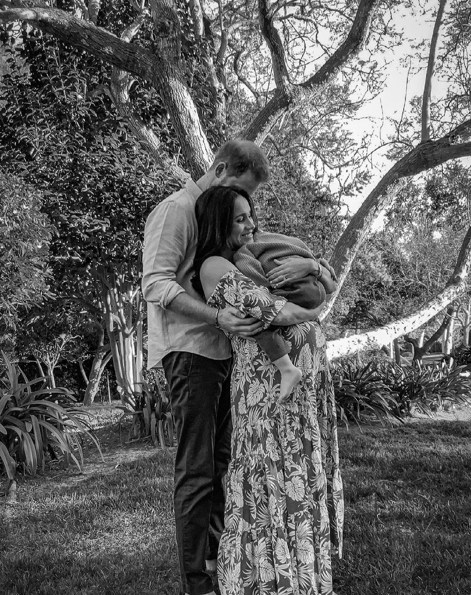 Le prince Harry, Meghan Markle (enceinte) et leur fils Archie. Portrait réalisé à distance par le photographe Misan Harriman. 2021