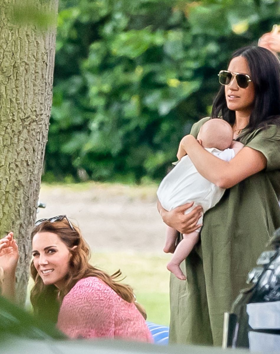 Meghan Markle, duchesse de Sussex, son fils Archie Harrison Mountbatten-Windsor et Catherine (Kate) Middleton, duchesse de Cambridge lors d'un match de polo de bienfaisance King Power Royal Charity Polo Day à Wokinghan, comté de Berkshire, Royaume Uni, le 10 juillet 2019.