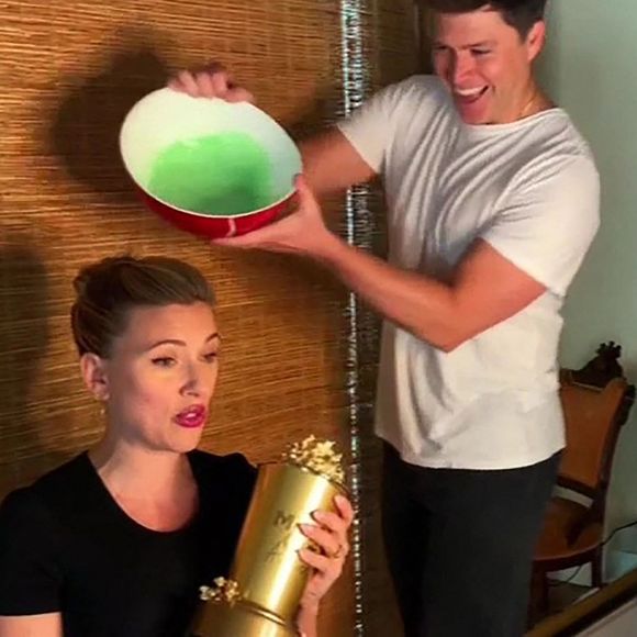 Scarlett Johansson piégée par son mari Colin Jost, il l'asperge de slime vert en plein discours. Los Angeles