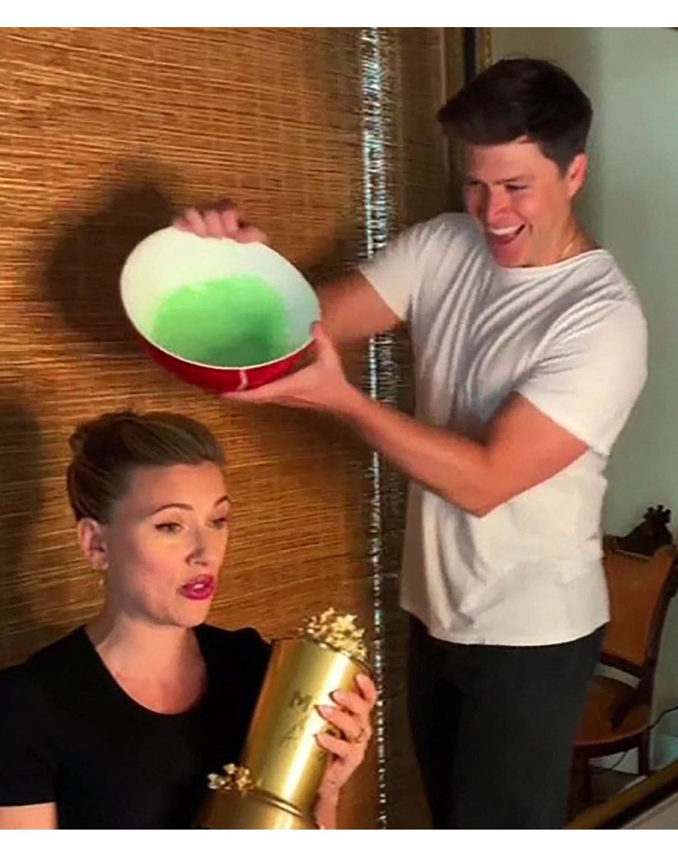 Scarlett Johansson piégée par son mari Colin Jost, il l'asperge de slime vert en plein discours. Los Angeles