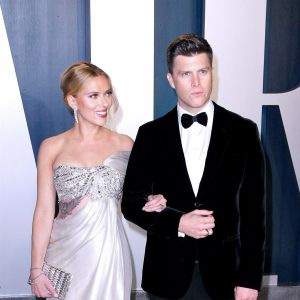 Scarlett Johansson et son fiancé Colin Jost - Soirée "Vanity Fair Oscar Party" après la 92e cérémonie des Oscars 2020 au Wallis Annenberg Center for the Performing Arts à Los Angeles, le 9 février 2020.