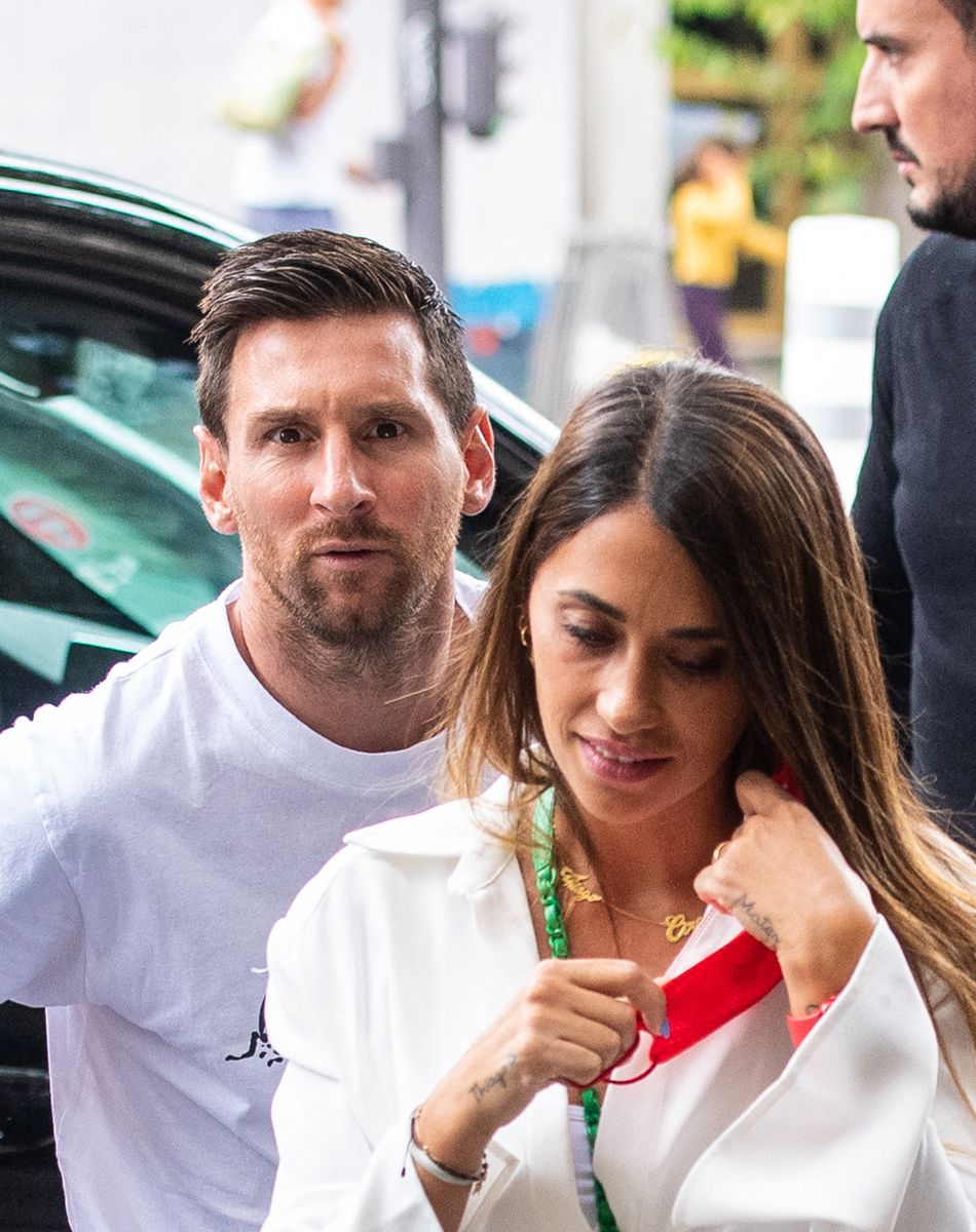 Exclusif - Antonella Roccuzzo (ensemble survêtement noir Adidas) sort de l'hôtel Royal Monceau pour aller faire du shopping chez Zara pour acheter une tenue et aller ensuite déjeuner au restaurant avec son mari. Antonella veut rester la plus belle pour son Leo après 20 ans de vie commune et 3 enfants. Elle retourne à l'hôtel pour se changer avant de rejoindre son mari Lionel Leo Messi, qui revient de son entraînement avec le Paris Saint-Germain (PSG), au restaurant parisien. Le couple est ensuite retourné dans leur hôtel.