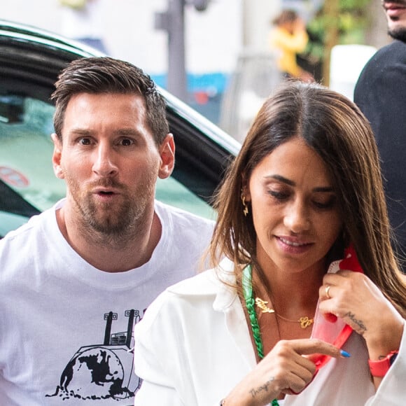 Exclusif - Antonella Roccuzzo (ensemble survêtement noir Adidas) sort de l'hôtel Royal Monceau pour aller faire du shopping chez Zara pour acheter une tenue et aller ensuite déjeuner au restaurant avec son mari. Antonella veut rester la plus belle pour son Leo après 20 ans de vie commune et 3 enfants. Elle retourne à l'hôtel pour se changer avant de rejoindre son mari Lionel Leo Messi, qui revient de son entraînement avec le Paris Saint-Germain (PSG), au restaurant parisien. Le couple est ensuite retourné dans leur hôtel.