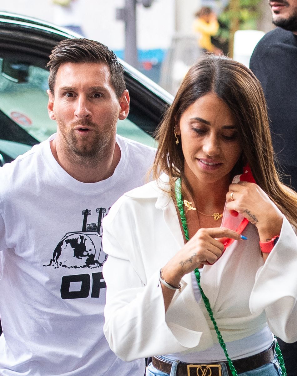 Exclusif - Antonella Roccuzzo (ensemble survêtement noir Adidas) sort de l'hôtel Royal Monceau pour aller faire du shopping chez Zara pour acheter une tenue et aller ensuite déjeuner au restaurant avec son mari. Antonella veut rester la plus belle pour son Leo après 20 ans de vie commune et 3 enfants. Elle retourne à l'hôtel pour se changer avant de rejoindre son mari Lionel Leo Messi, qui revient de son entraînement avec le Paris Saint-Germain (PSG), au restaurant parisien. Le couple est ensuite retourné dans leur hôtel.