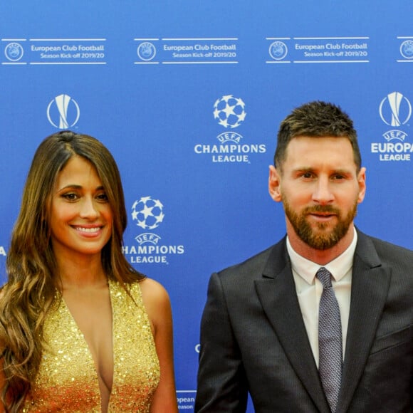 Lionel Leo Messi et sa femme Antonella Roccuzzo Messi au photocall de la cérémonie du tirage au sort de la phase de poules de l'édition 2019-2020 de la Ligue des Champions à Monaco, le 29 août 2019.