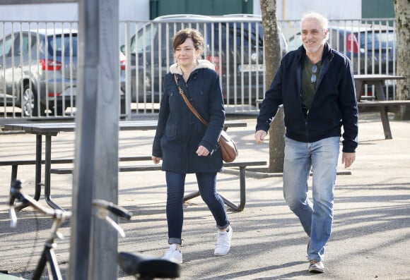 Philippe Poutou et sa femme Béatrice au bureau de vote à l'occasion du premier tour des élections municipales à Bordeaux. Le 15 mars 2020