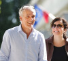 Philippe Poutou, candidat pour le parti NPA vote au premier tour des élections présidentielles avec sa compagne Béatrice et son fils Ange à Bordeaux