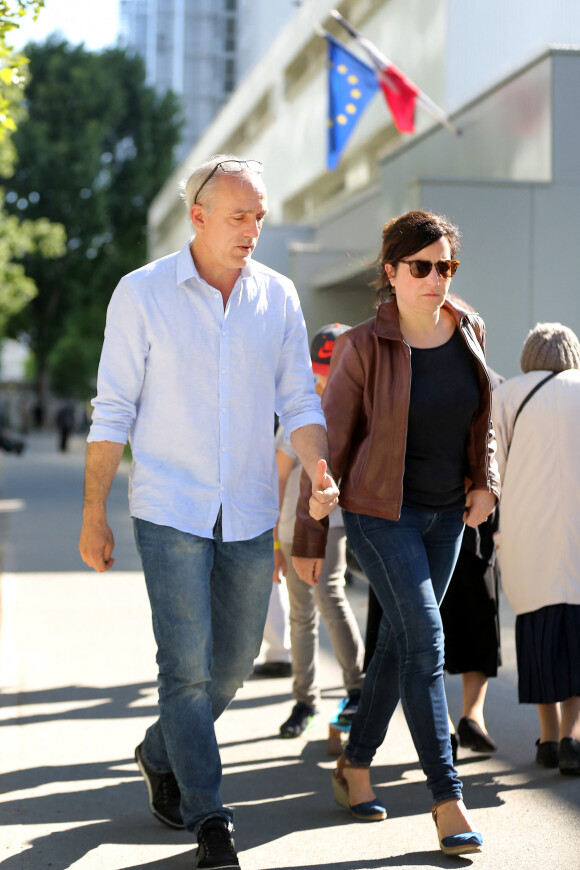 Philippe Poutou, candidat pour le parti NPA vote au premier tour des élections présidentielles avec sa compagne Béatrice et son fils Ange à Bordeaux le 23 avril 2017.