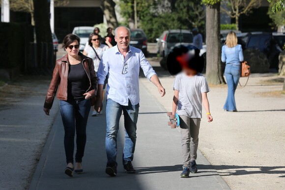 Philippe Poutou, candidat pour le parti NPA vote au premier tour des élections présidentielles avec sa compagne Béatrice et son fils Ange à Bordeaux le 23 avril 2017.
