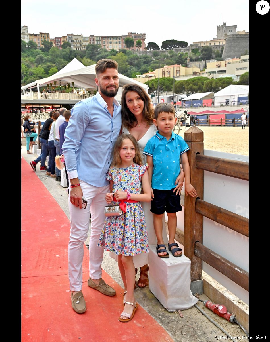 Olivier Giroud en famille avec sa femme Jennifer et leurs deux enfants, Jade et Evan, assistent à la remise du prix du Prince Souverain lors de la dernière journée de la 15ème édition du Longines Global Champions Tour Jumping International de Monaco, qui a lieu sur le port Hercule à Monaco. Monaco, le 3 juillet 2021. © Bruno Bébert/Bestimage