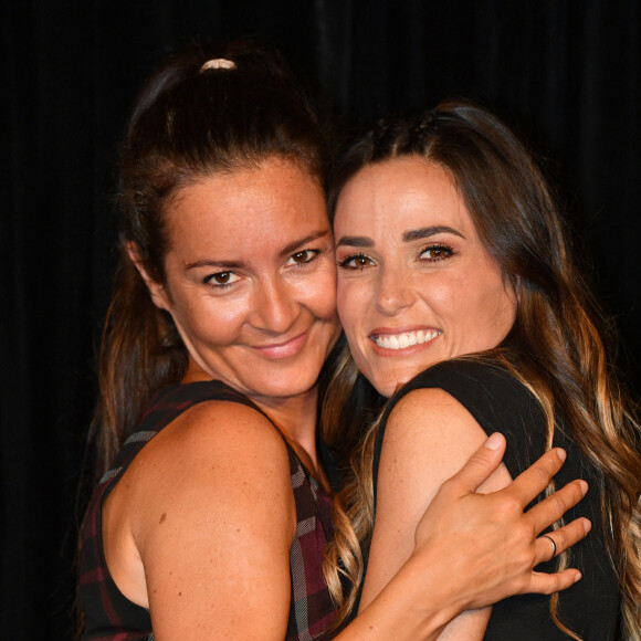 Exclusif - Emmanuelle Boidron et Capucine Anav - Filage de la piéce de théâtre " Le Switch" au théâtre Edgar à Paris le 10 septembre 2021. Pièce qui se joue dès le 28 septembre 2021 et pour 90 représentations. Après plus de dix ans, Line et Lise découvrent que Philippe est le mari de l’une et l’amant de l’autre. Elles en parlent toutes les deux dans un réflexe de solidarité féminine, et décident ensemble de lui faire comprendre qu’il n’a plus à choisir puisqu’elles veulent le quitter. Mais avant de se séparer de leur mari et amant, désireuses de découvrir ce qu’il peut bien offrir à l’autre qu’elles n’ont pas, elles décident d’exiger ces faveurs inconnues. Voici Philippe contraint d’effectuer un Switch pour les satisfaire. Mais ce que peut supporter une femme ne convient pas forcément à une maîtresse et les ardeurs consacrées à une maîtresse peuvent devenir un fardeau pour une femme. C’est l’expérience harassante qu’elles vont subir toutes les deux avec la volonté farouche de Philippe de garder l’une et l’autre. Mais cette expérience n’a qu’un temps et après être revenues à la raison, elles décident chacune de reprendre leur place au plus grand soulagement de Philippe qui pense avoir gagné la partie… Sans le savoir il se prépare à des jours difficiles ! © Veeren / Bestimage  Exclusive - no web en Suisse / Belgique Spinning of the play "The Switch" at the Edgar Theatre in Paris on september 10th 2021 