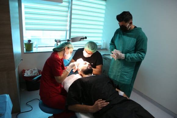 Ozgur Bey, coordinateur de la prestigieuse clinique Bella Hair à Istanbul, lors d'une opération. Photo par Jerome Domine/ABACAPRESS.COM