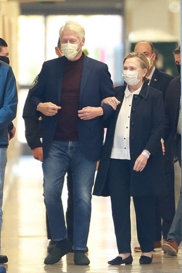 Bill Clinton, accompagné par sa femme Hillary , sort de l'hôpital après un traitement pour une infection à Irvine le 17 octobre 2021.