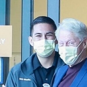 Bill Clinton, accompagné par sa femme Hillary , sort de l'hôpital après un traitement pour une infection à Irvine le 17 octobre 2021.
