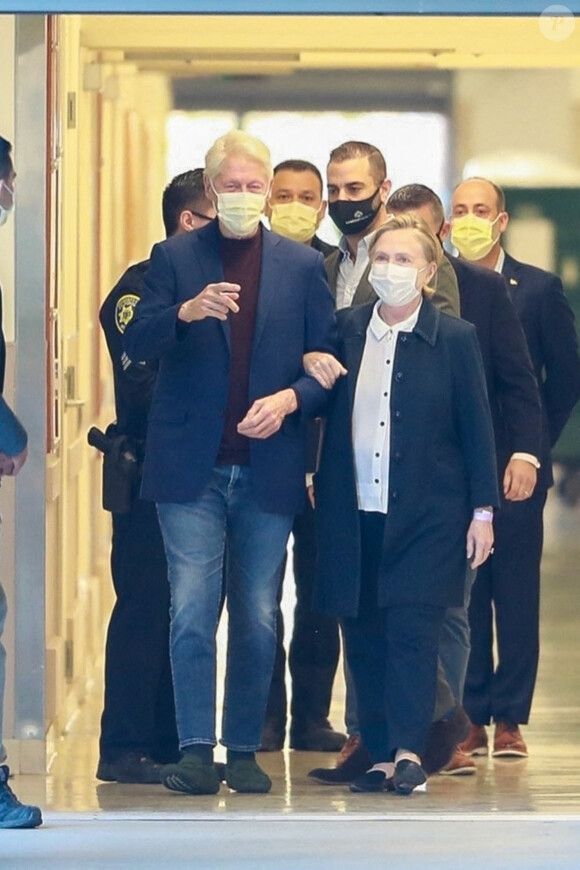 Bill Clinton, accompagné par sa femme Hillary, sort de l'hôpital après un traitement pour une infection à Irvine le 17 octobre 2021.