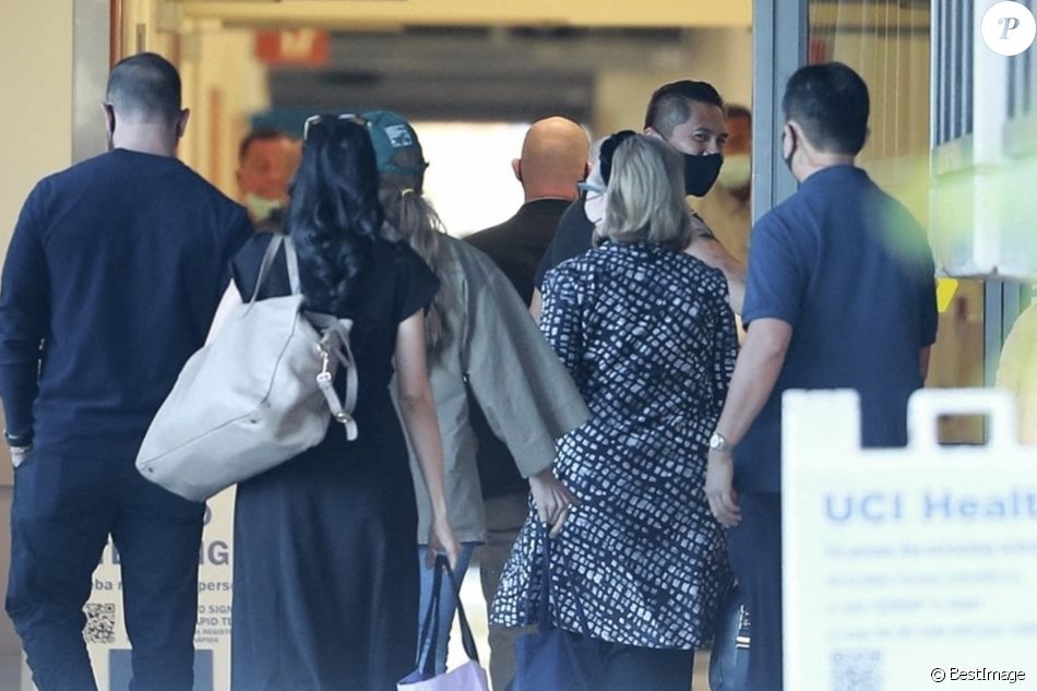 Hillary Clinton et sa fille Chelsea arrivent au centre médical UCI à Irvine, où Bill Clinton est soigné pour une septicémie, le 16 octobre 2021.