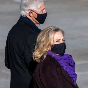 Bill Clinton et sa femme Hillary - Le président des Etats-Unis Joe Biden et la vice-présidente Kamala Harris déposent une gerbe sur la tombe du soldat inconnu au cimetière de Arlington le 20 janvier 2021.