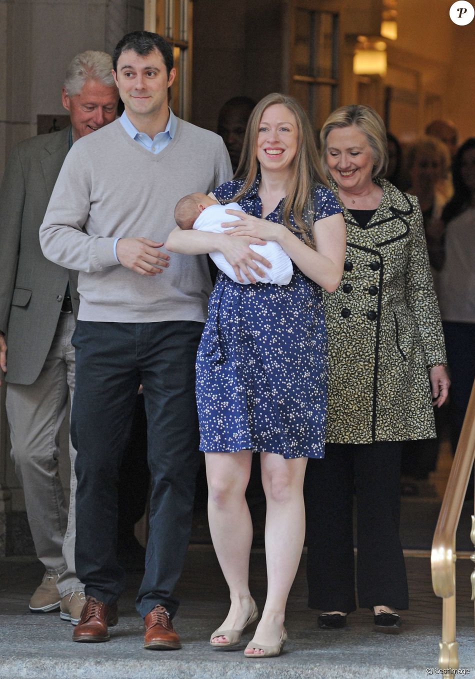 Chelsea Clinton à la sortie du Lenox Hill Hospital avec son nouveau né, Aidan, son mari Marc Mezvinsky et ses parents Hillary et Bill Clinton à New York, le 20 juin 2016.