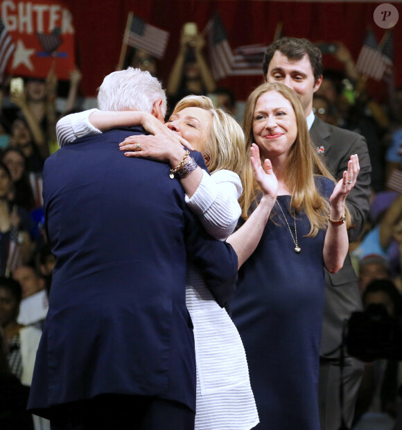 Hillary Clinton, Bill Clinton, sa fille Chelsea Clinton enceinte et son mari Marc Mezvinsky - Hillary Clinton a revendiqué mardi sa victoire aux primaires démocrates lors d'un discours lors du dernier Super Tuesday à Brooklyn, le 7 juin 2016.