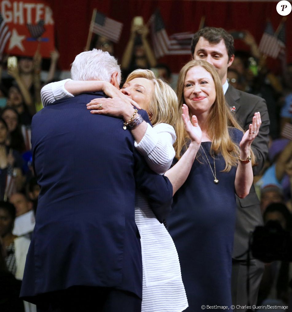 Hillary Clinton, Bill Clinton, sa fille Chelsea Clinton enceinte et son mari Marc Mezvinsky - Hillary Clinton a revendiqué mardi sa victoire aux primaires démocrates lors d&#039;un discours lors du dernier Super Tuesday à Brooklyn, le 7 juin 2016.