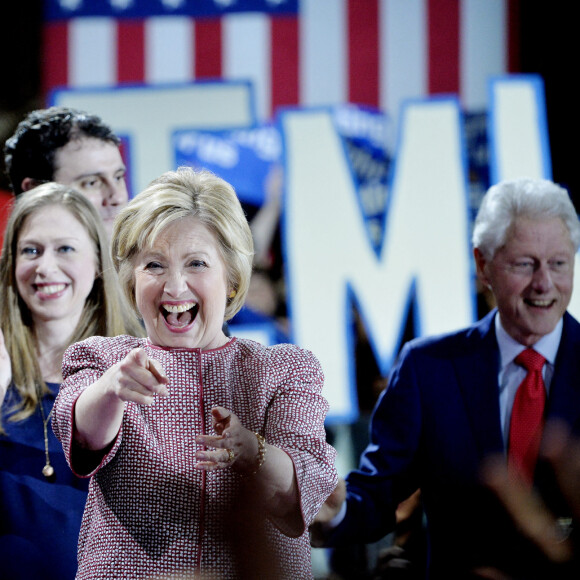 Hillary Clinton fête sa victoire, en compagnie de son mari Bill Clinton et de sa fille Chelsea, aux primaires démocrates des élections présidentielles américaines dans l'état de New York. Le 19 avril 2016