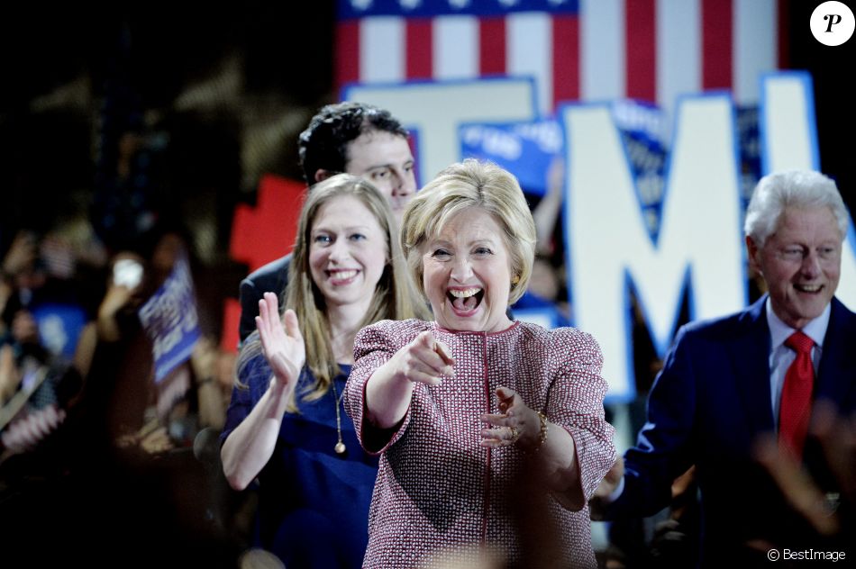 Hillary Clinton fête sa victoire, en compagnie de son mari Bill Clinton et de sa fille Chelsea, aux primaires démocrates des élections présidentielles américaines dans l&#039;état de New York. Le 19 avril 2016