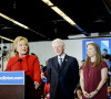 Hillary Clinton revendique sa victoire aux primaires démocrates dans l'Iowa, en compagnie de sa fille Chelsea et de son mari Bill, avec une infime avance contre son adversaire, suite à un comptage approfondi des votes. La candidate démocrate n'aurait que 0,2 points d'avance. Le 2 février 2016