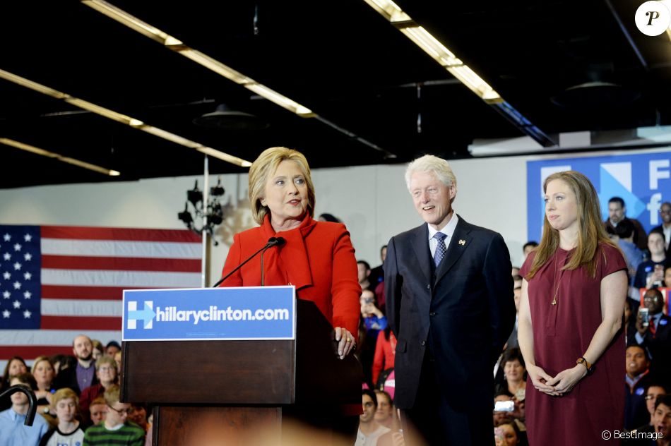 Hillary Clinton revendique sa victoire aux primaires démocrates dans l&#039;Iowa, en compagnie de sa fille Chelsea et de son mari Bill, avec une infime avance contre son adversaire, suite à un comptage approfondi des votes. La candidate démocrate n&#039;aurait que 0,2 points d&#039;avance. Le 2 février 2016