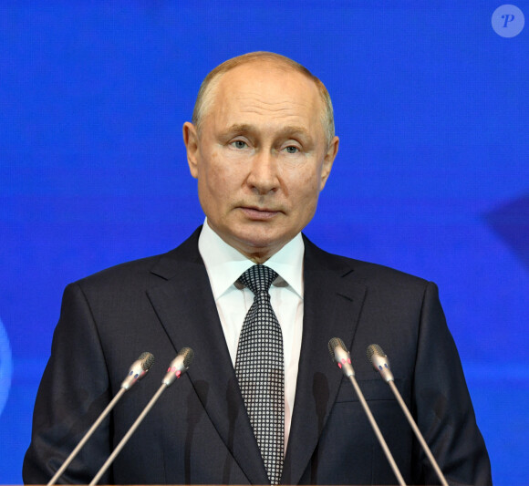 Le président russe Vladimir Poutine lors du 3ème Forum des femmes eurasiennes au Palais Tauride à Saint-Pétersbourg, Russie, le 14 octobre 2021