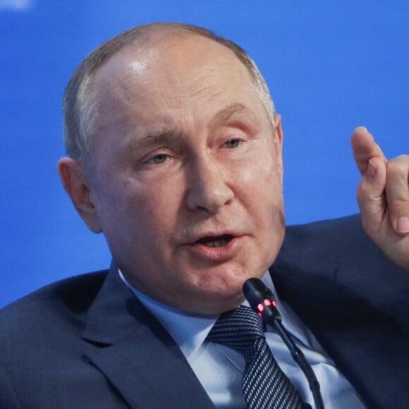 Le président russe Vladimir Poutine prononce une allocution lors d'une session plénière lors du forum de la Semaine de l'énergie russe 2021 au Manezh Central Exhibition Hall de Moscou, Russie, le 13 octobre 2021.