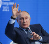 Le président russe Vladimir Poutine prononce une allocution lors d'une session plénière lors du forum de la Semaine de l'énergie russe au Manezh Central Exhibition Hall de Moscou
