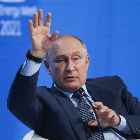 Le président russe Vladimir Poutine prononce une allocution lors d'une session plénière lors du forum de la Semaine de l'énergie russe au Manezh Central Exhibition Hall de Moscou