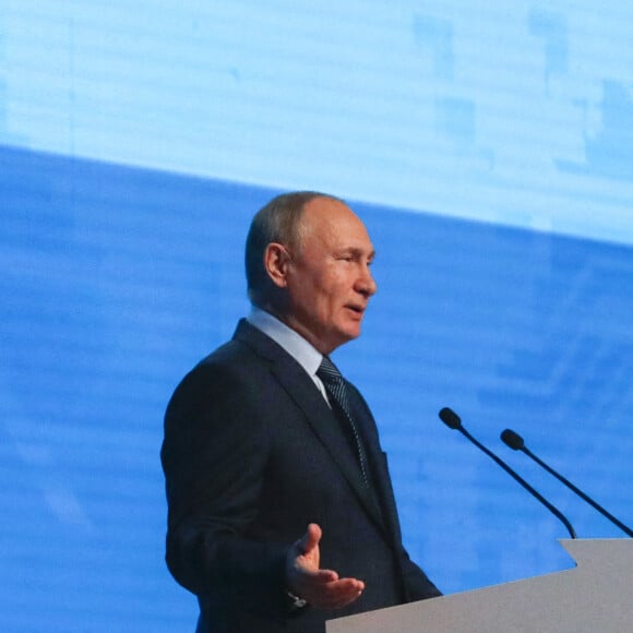 Le président russe Vladimir Poutine prononce une allocution lors d'une session plénière lors du forum de la Semaine de l'énergie russe 2021 au Manezh Central Exhibition Hall de Moscou, Russie, le 13 octobre 2021.