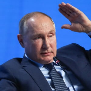 Le président russe Vladimir Poutine prononce une allocution lors d'une session plénière lors du forum de la Semaine de l'énergie russe 2021 au Manezh Central Exhibition Hall de Moscou, Russie, le 13 octobre 2021.