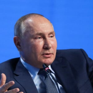 Le président russe Vladimir Poutine prononce une allocution lors d'une session plénière lors du forum de la Semaine de l'énergie russe 2021 au Manezh Central Exhibition Hall de Moscou, Russie, le 13 octobre 2021.