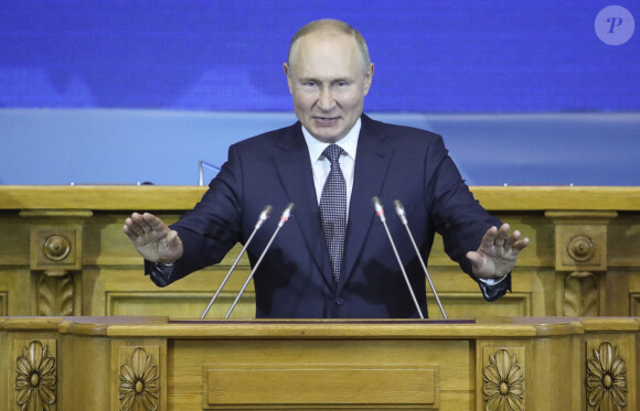 Le président russe Vladimir Poutine lors du 3ème Forum des femmes eurasiennes au Palais Tauride à Saint-Pétersbourg, Russie, le 14 octobre 2021