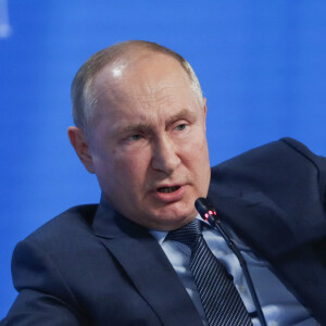 Le président russe Vladimir Poutine prononce une allocution lors d'une session plénière lors du forum de la Semaine de l'énergie russe 2021 au Manezh Central Exhibition Hall de Moscou, Russie, le 13 octobre 2021.