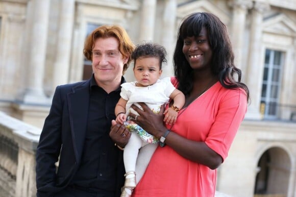 Thierry Fremont, tout juste fait Officier de l'ordre des Arts et des Lettres, avec sa fille Ines et sa compagne Gina à Paris.