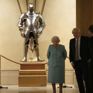 La reine Elizabeth II d'Angleterre et Boris Johnson (Premier ministre du Royaume-Uni) - Réception du "Global Investment Conference" au château de Windsor, le 19 octobre 2021. 