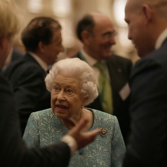 La reine Elizabeth II d'Angleterre et Boris Johnson (Premier ministre du Royaume-Uni) - Réception du "Global Investment Conference" au château de Windsor, le 19 octobre 2021. 