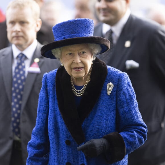 La reine Elizabeth II d'Angleterre lors des Champions Day à Ascot. Le 16 octobre 2021 