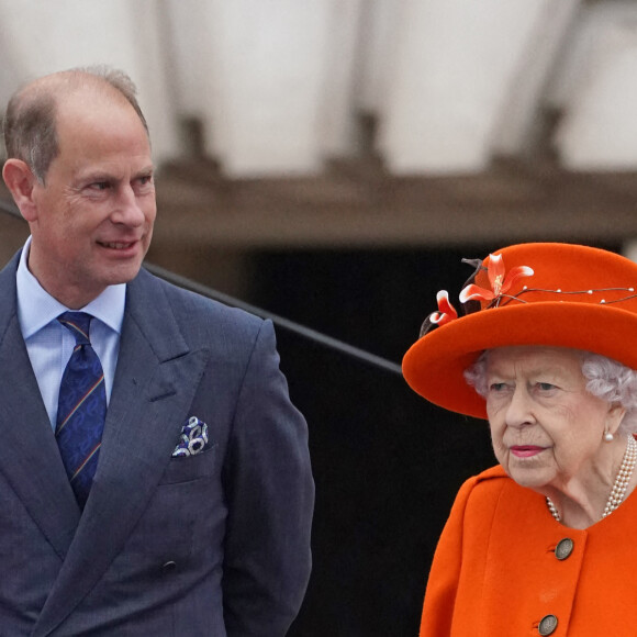 La reine Elisabeth II d’Angleterre et le prince Edward, comte de Wessex, au lancement du Queen’s Baton, relais des Jeux du Commonwealth 2022, au palais de Buckingham à Londres, Royaume Uni, le 7, 2021. Le relais du bâton de la Reine de Birmingham 2022 visitera les 72 nations et territoires du Commonwealth pendant 294 jours et couvrira environ 90 000 milles.  Queen Elizabeth II and the Earl of Wessex at the launch of the Queen's Baton Relay for Birmingham 2022 - the XXII Commonwealth Games, on the forecourt of Buckingham Palace in London. Picture date: Thursday October 7, 2021. 