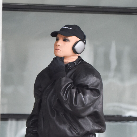 Exclusif - Kanye West (YE) porte un masque en latex en arrivant à l'aéroport de New York (JFK), puis le remplace par un masque sanitaire. New York, le 19 octobre 2021.