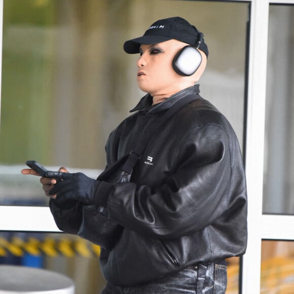 Exclusif - Kanye West (YE) porte un masque en latex en arrivant à l'aéroport de New York (JFK), puis le remplace par un masque sanitaire. New York, le 19 octobre 2021.